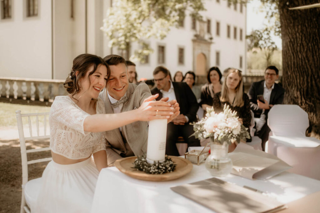 Brautpaar entzündet die Hochzeitskerze bei der freien Trauung – Hochzeitsfotografie Rottweil mit emotionalen Momenten beim Heiraten