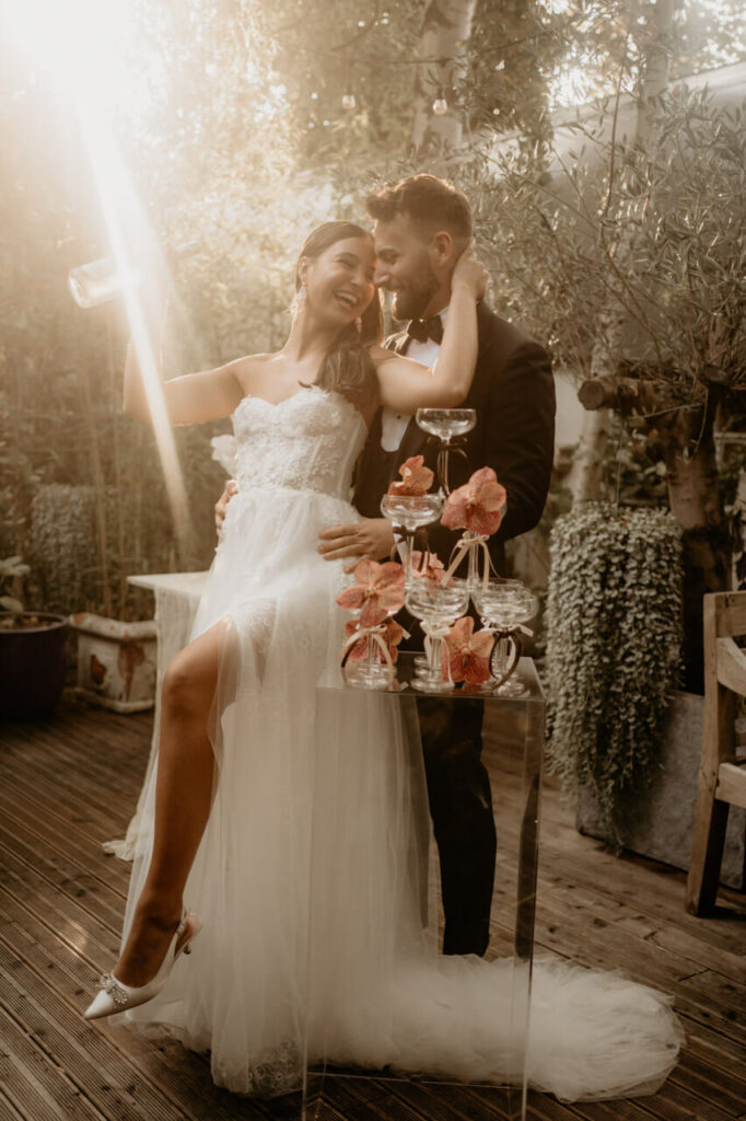 Brautpaar feiert bei einer eleganten Sommerhochzeit in der Location La Dü Düsseldorf, umgeben von goldenem Licht und Champagnergläsern.