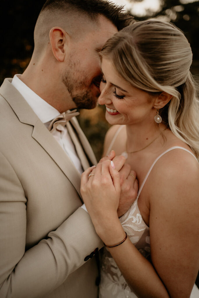 Braut und Bräutigam halten sich lächelnd an den Händen – natürliche Hochzeitsfotografie Rottweil mit Fokus auf echte Emotionen