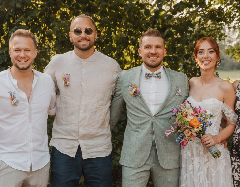 Christian Messner gemeinsam mit Brautpaar und Gästen – ein fröhlicher Moment während einer Sommerhochzeit