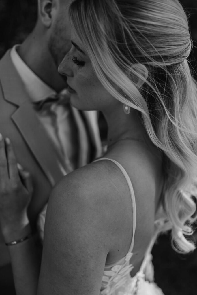 Zärtlicher Moment zwischen Braut und Bräutigam – festgehalten von Christian Messner, Hochzeitsfotograf Rottweil, in einem emotionalen Schwarz-Weiß-Porträt
