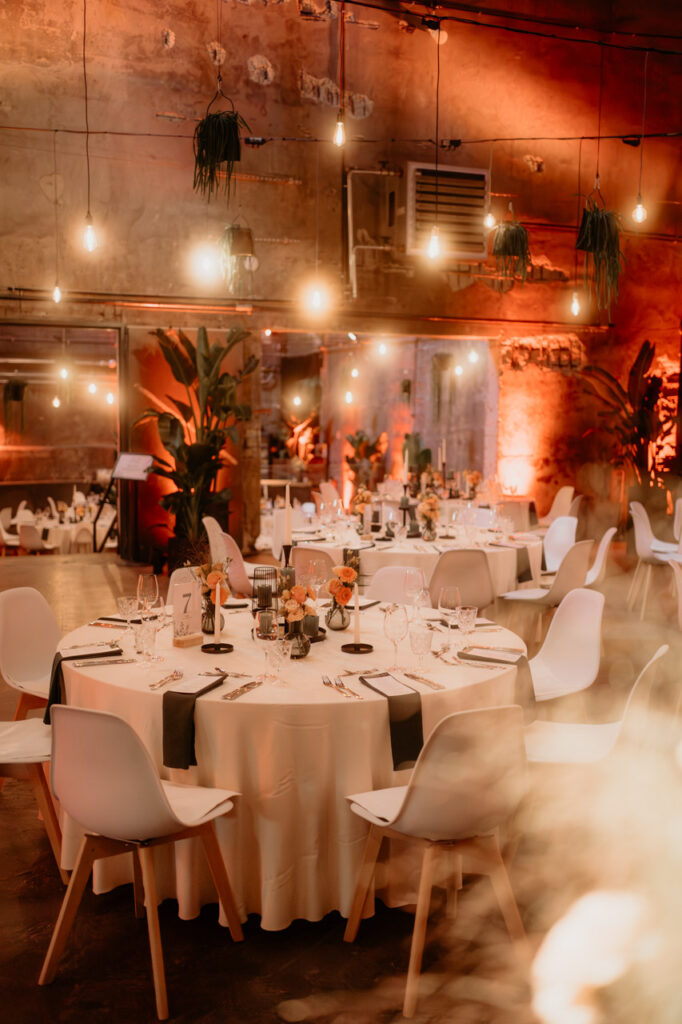Hochzeitsdekoration mit Kerzen und Blumen an einem runden Tisch – aufgenommen im Kraftwerk Rottweil mit seinem einzigartigen Industrie-Flair