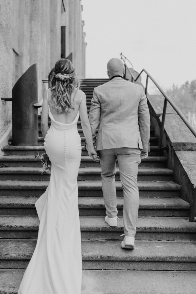 Hochzeitsfotograf begleitet das Paar beim Aufstieg – ein stiller Moment voller Nähe und Ruhe