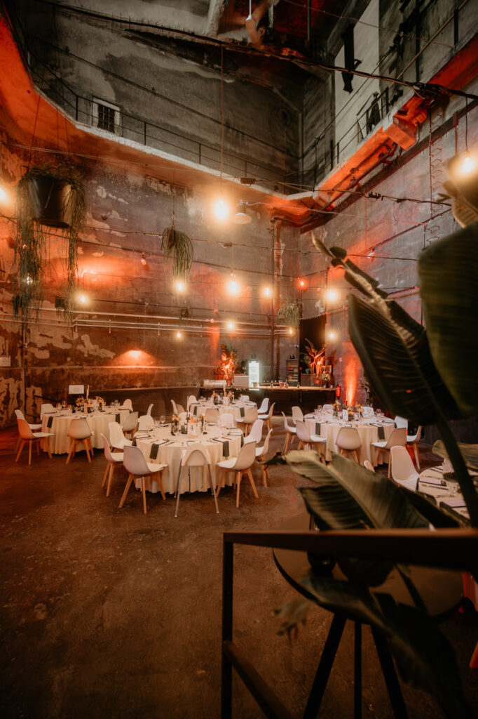 Blick in das Kraftwerk Rottweil bei einer Hochzeit: runde Tische, warme Lichtstimmung und beeindruckendes Industrie-Ambiente treffen auf stilvolle Eleganz