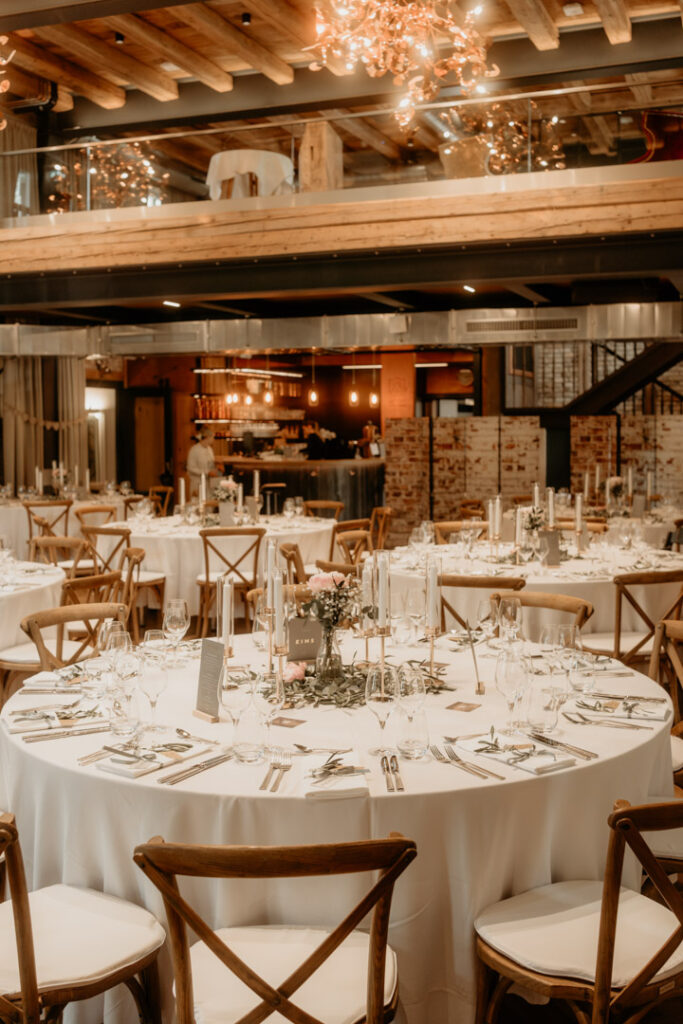 Stimmungsvolle Hochzeitstafel im Löwensaal von der Säge – Hochzeitslocation in Niedereschach – mit liebevollen Details und gemütlicher Atmosphäre.