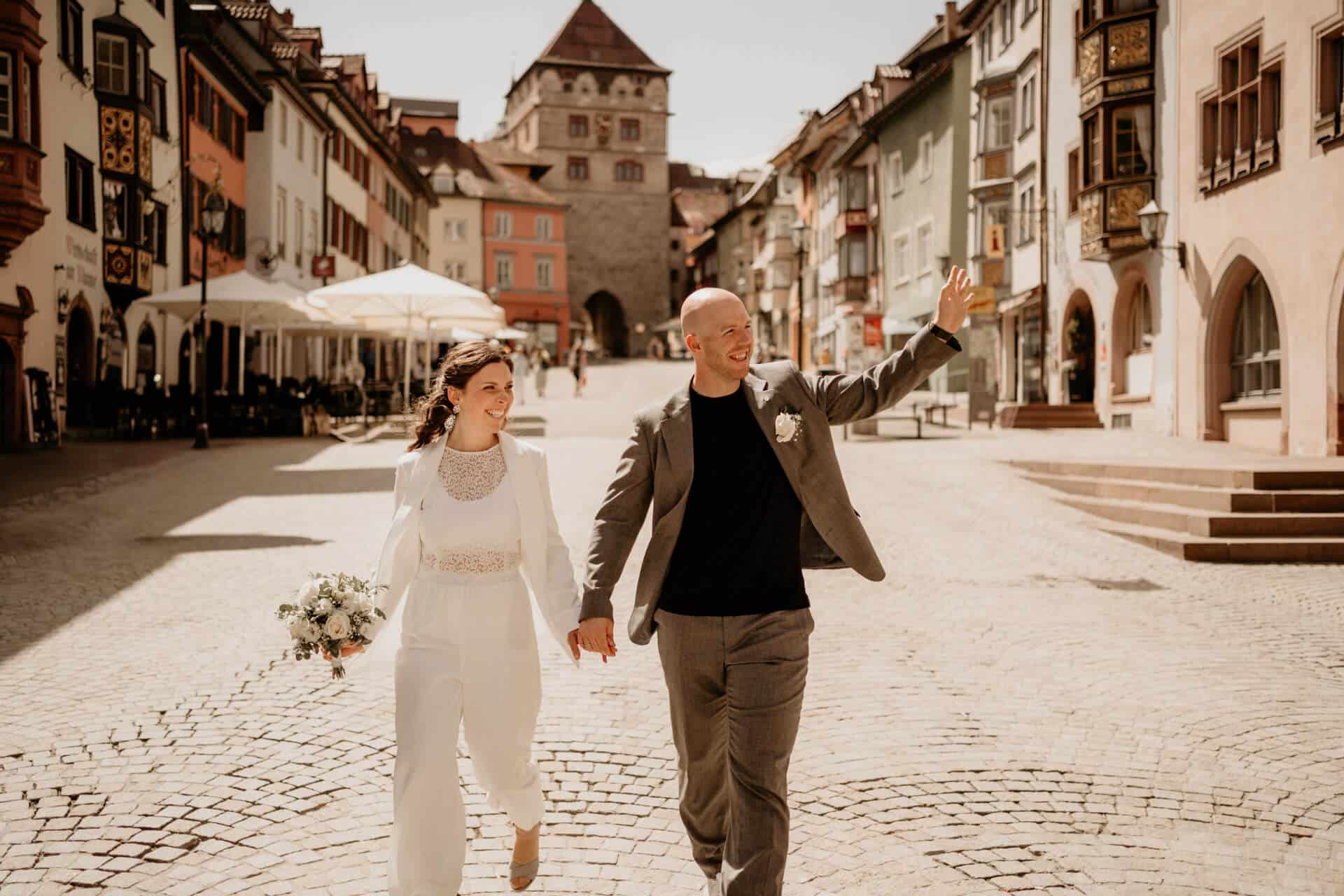 Glückliches Brautpaar beim Spaziergang durch die Altstadt von Rottweil, fotografiert vom Hochzeitsfotograf Christian Messner