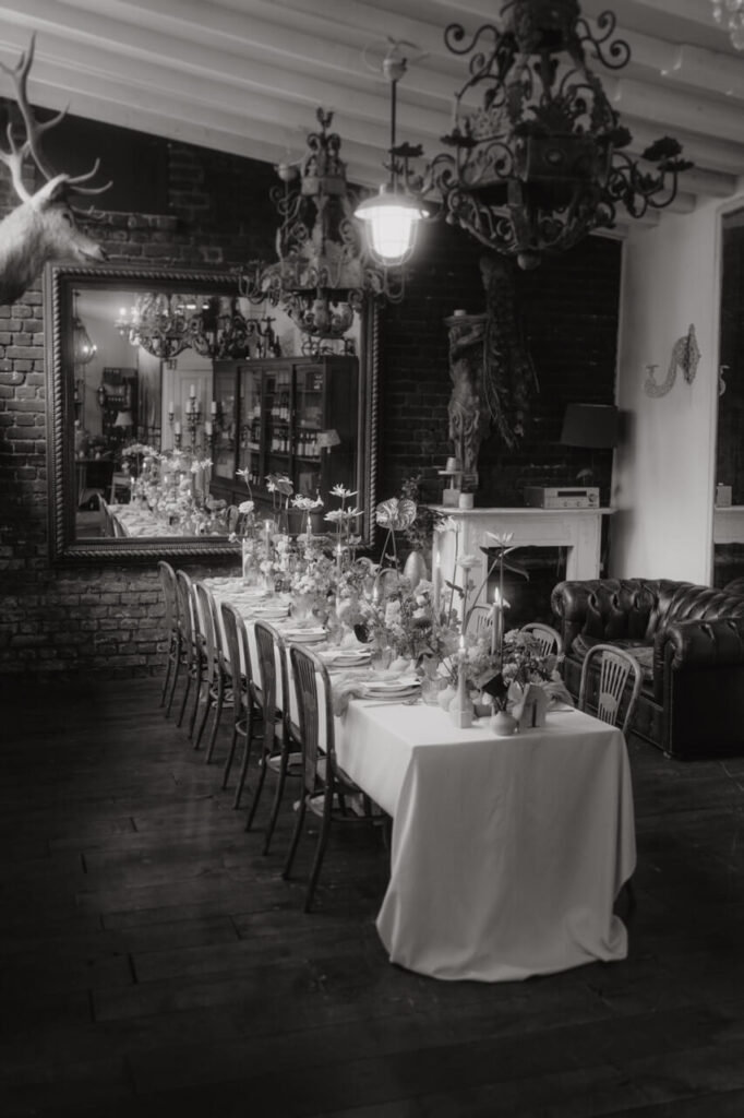 Wunderschön dekorierte Hochzeitstafel mit Blumen und Kerzen in der romantischen Hochzeitslocation La Dü Düsseldorf.