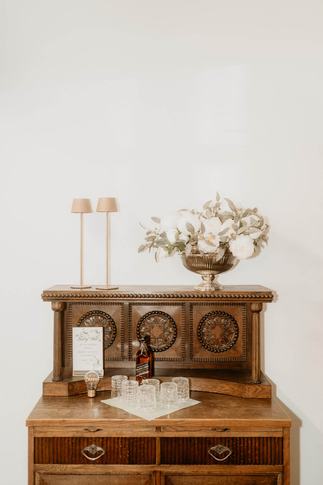 Ich brauche Alt Texte für Fotos für meine Website. Analysiere die Fotos und schreibe einen Alt-Text. Ich brauche vier versionen Einmal mit dem keyword „Hochzeitsfotograf “ Einmal mit dem keyword „Christian Messner“ Einmal ohne keyword