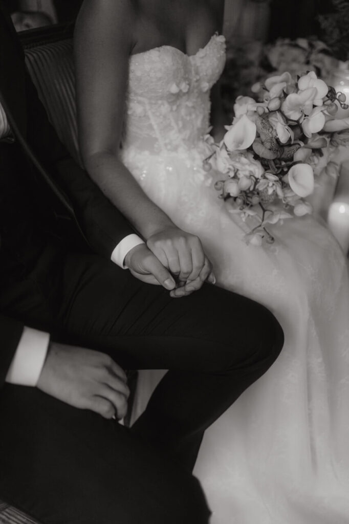 Detailaufnahme eines Brautpaares, das sich während der Trauung liebevoll an den Händen hält – festgehalten vom Hochzeitsfotograf in einem emotionalen Moment.